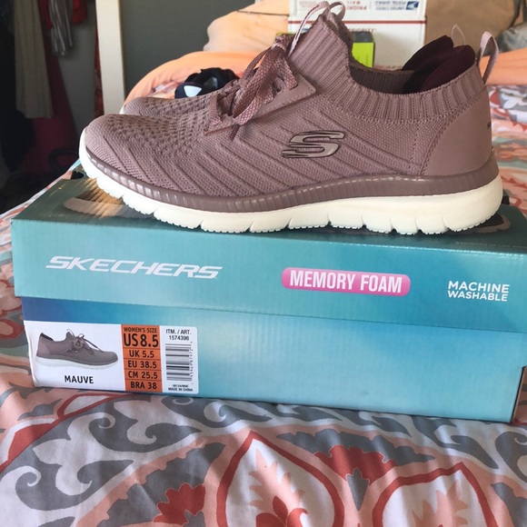 Skechers Shoes - Women’s Skechers Memory Foam Shoe Size 8.5